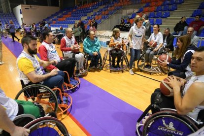 Partido de baloncesto en silla de ruedas con autoridades en el día de la Discapacidad. / J. M. LOSTAU