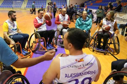 Partido de baloncesto en silla de ruedas con autoridades en el día de la Discapacidad. / J. M. LOSTAU