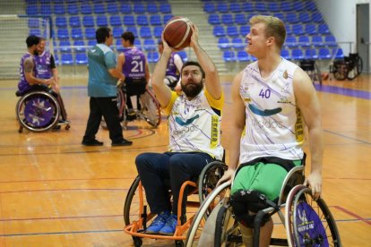 Partido de baloncesto en silla de ruedas con autoridades en el día de la Discapacidad. / J. M. LOSTAU