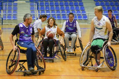 Partido de baloncesto en silla de ruedas con autoridades en el día de la Discapacidad. / J. M. LOSTAU