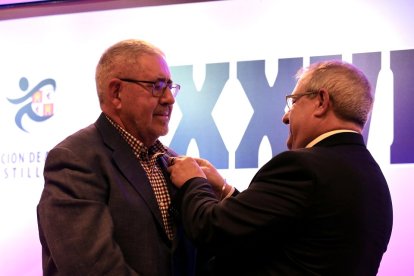 Insignia de oro a Félix de la Fuente. / EL MUNDO