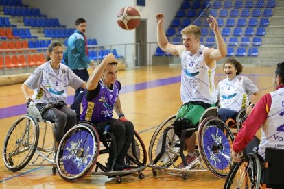 Partido de baloncesto en silla de ruedas con autoridades en el día de la Discapacidad. / J. M. LOSTAU