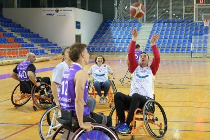 Partido de baloncesto en silla de ruedas con autoridades en el día de la Discapacidad. / J. M. LOSTAU