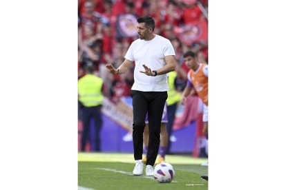 Pezzolano pide calma durante el encuentro. / LALIGA