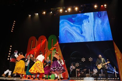 Actuación de 'El Meister' con danzas de paloteo / AYTOVALL
