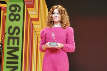 La directora Laura Ferrés recibe la Espiga de Oro por ‘La imatge permanent’ en la gala de clausura. / ICAL