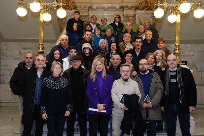 Concejales y autores del libro posan con algunos de los artistas presentes en el volumen