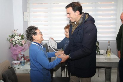 El Alcalde de Medina del Campo, y la Concejal de servicios sociales felicitan a Emiliana Nieto Casado que celebra este martes su 100 cumpleaños - E.M.