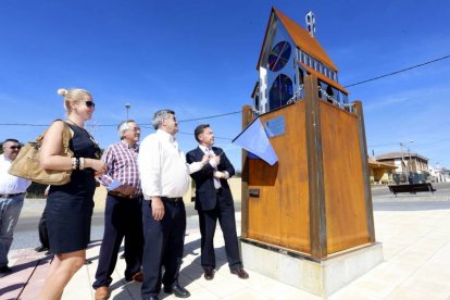 El presidente de la Diputación de León, Marcos Martínez, inaugura una escultura en la localidad leonesa de Carbajal de la Legua en homenaje a los peregrinos que realizan Camino de San Salvador. Junto a él, el alcalde del municipio, Ismael Lorenzana y la presidenta de la Asociación de Amigos del Camino de San Salvador, Rosario Arias.