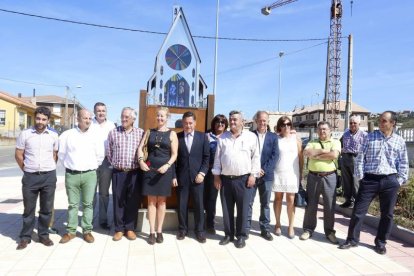 El presidente de la Diputación de León, Marcos Martínez, inaugura una escultura en la localidad leonesa de Carbajal de la Legua en homenaje a los peregrinos que realizan Camino de San Salvador. Junto a él, el alcalde del municipio, Ismael Lorenzana, la presidenta de la Asociación de Amigos del Camino de San Salvador, Rosario Arias y los alcaldes de los municipios por donde pasa esta ruta.