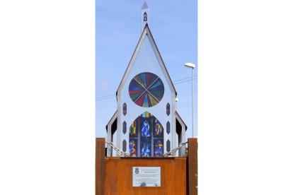 Escultura construída en la localidad leonesa de Carbajal de la Legua en homenaje a los peregrinos que realizan Camino de San Salvador.