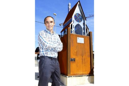 El autor de la escultura construída en homenaje a los peregrinos que realizan Camino de San Salvador, Carlos Cuenllas.