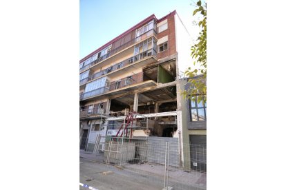 Estado del edificio de la calle Goya en Valladolid dos meses después de la explosión de gas.-J. M. LOSTAU