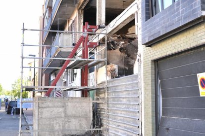 Estado del edificio de la calle Goya en Valladolid dos meses después de la explosión de gas.-J. M. LOSTAU