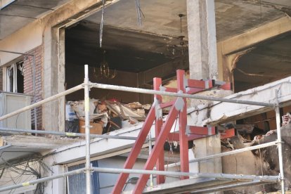 Estado del edificio de la calle Goya en Valladolid dos meses después de la explosión de gas.-J. M. LOSTAU