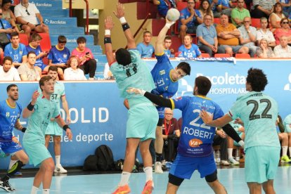 Partido entre el Recoletas Atlético Valladolid y el FC Barcelona en Huerta del Rey. / J. M. LOSTAU