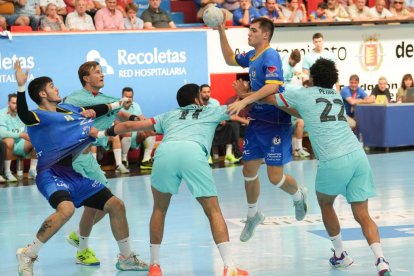 Partido entre el Recoletas Atlético Valladolid y el FC Barcelona en Huerta del Rey. / J. M. LOSTAU
