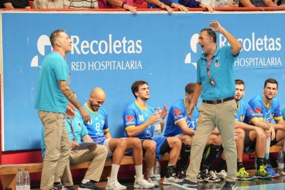 Partido entre el Recoletas Atlético Valladolid y el FC Barcelona en Huerta del Rey. / J. M. LOSTAU