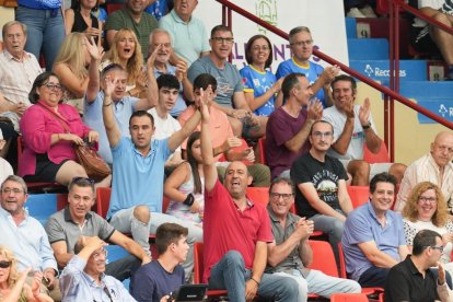 Partido entre el Recoletas Atlético Valladolid y el FC Barcelona en Huerta del Rey. / J. M. LOSTAU