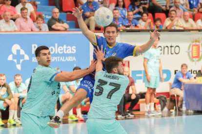 Partido entre el Recoletas Atlético Valladolid y el FC Barcelona en Huerta del Rey. / J. M. LOSTAU