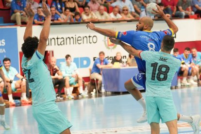 Partido entre el Recoletas Atlético Valladolid y el FC Barcelona en Huerta del Rey. / J. M. LOSTAU