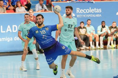 Partido entre el Recoletas Atlético Valladolid y el FC Barcelona en Huerta del Rey. / J. M. LOSTAU