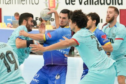 Partido entre el Recoletas Atlético Valladolid y el FC Barcelona en Huerta del Rey. / J. M. LOSTAU