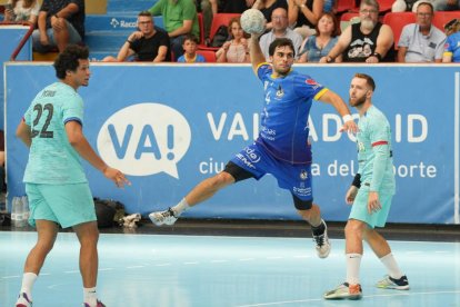 Partido entre el Recoletas Atlético Valladolid y el FC Barcelona en Huerta del Rey. / J. M. LOSTAU