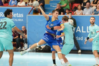 Partido entre el Recoletas Atlético Valladolid y el FC Barcelona en Huerta del Rey. / J. M. LOSTAU