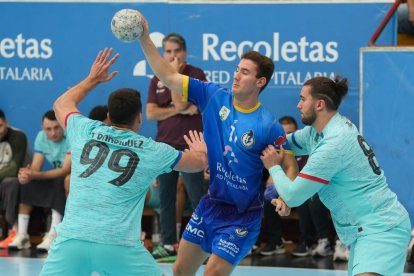 Partido entre el Recoletas Atlético Valladolid y el FC Barcelona en Huerta del Rey. / J. M. LOSTAU