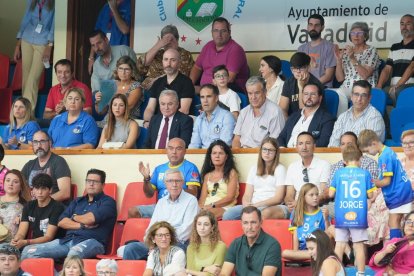 Partido entre el Recoletas Atlético Valladolid y el FC Barcelona en Huerta del Rey. / J. M. LOSTAU