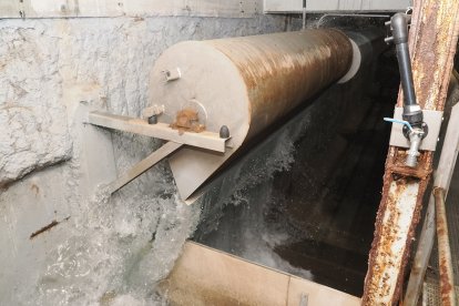 Volquete giratorio que libera gran cantidad de agua cuando se llena para limpiar el tanque de tormentas.- PHOTOGENIC