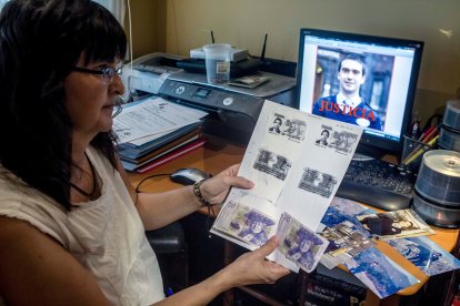 Blanca muestra la fotocopia del DNI y el dinero que llevaba el cuerpo cuando fue encontrado.- ARABA PRESS