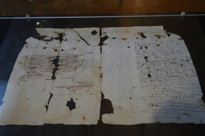 Cartas restauradas encontradas dentro de la imagen de San Miguel Arcángel, en la iglesia de San Pelayo, en Barcial de la Loma (Valladolid). - ICAL