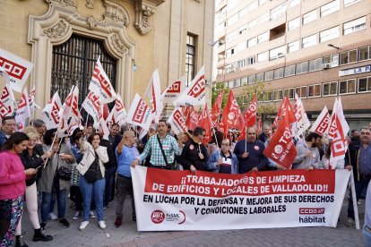 Los trabajadores del Sector de la Limpieza de Valladolid se concentran para protestar contra la última propuesta realizada por la patronal y reivindicar un convenio colectivo digno. -ICAL