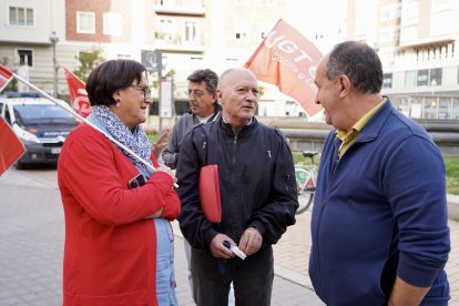 Representantes de CCOO se concentran para protestar contra la última propuesta realizada por la patronal y reivindicar un convenio colectivo digno. -ICAL