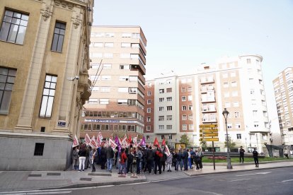 Concentración en la sede de CEOE Valladolid para protestar contra la última propuesta realizada por la patronal y reivindicar un convenio colectivo digno. -ICAL