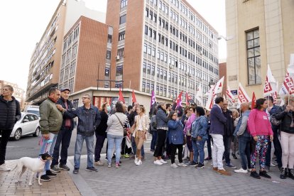 Los trabajadores del Sector de la Limpieza de Valladolid se concentran para protestar contra la última propuesta realizada por la patronal y reivindicar un convenio colectivo digno. -ICAL