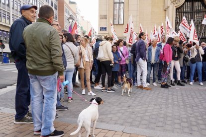 Concentración en la sede de CEOE Valladolid para protestar contra la última propuesta realizada por la patronal y reivindicar un convenio colectivo digno. -ICAL