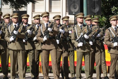 Jura de bandera de personal civil en Valladolid.- J. M. LOSTAU