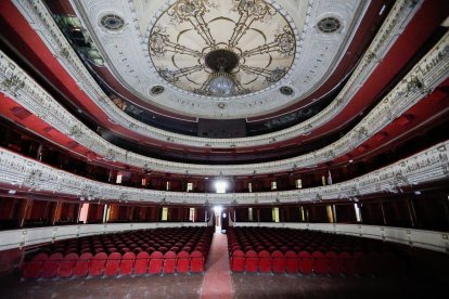 El patrio de butacas del Teatro Lope de Vega de Valladolid cuando ya se encontraba cerrado.- J.M. LOSTAU