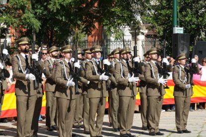 Jura de bandera de personal civil en Valladolid.- J. M. LOSTAU