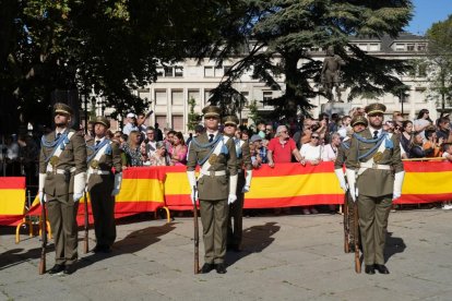 Jura de bandera de personal civil en Valladolid.- J. M. LOSTAU