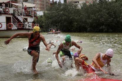 Tres triatletas acaban el tramo a nado. / MONTSE ÁLVAREZ