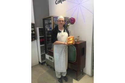 Ricardo Blanco, dueño de la confitería con su mismo nombre, junto con las torrijas.- E.M.