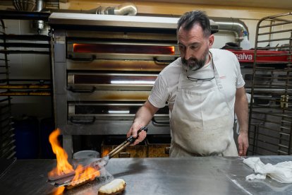 Elaboración de las torrijas en Casa Vitín.- PHOTOGENIC