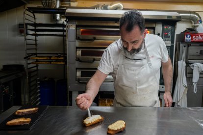Elaboración de las torrijas en Casa Vitín.- PHOTOGENIC