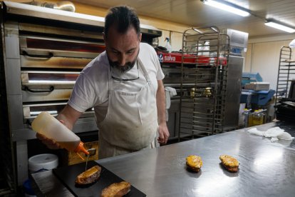 Elaboración de las torrijas en Casa Vitín.- PHOTOGENIC