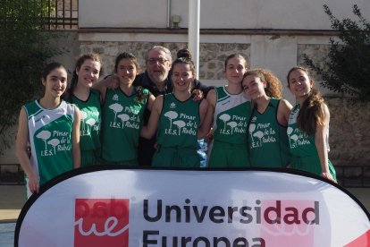 Las jugadoras del IESPInar de la Rubia y su entrenador.