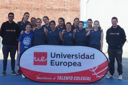 Las jugadoras del colegio Jesús y María con su entrenador.